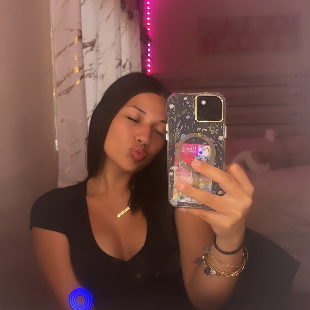 Meet your Posher, Mikailah